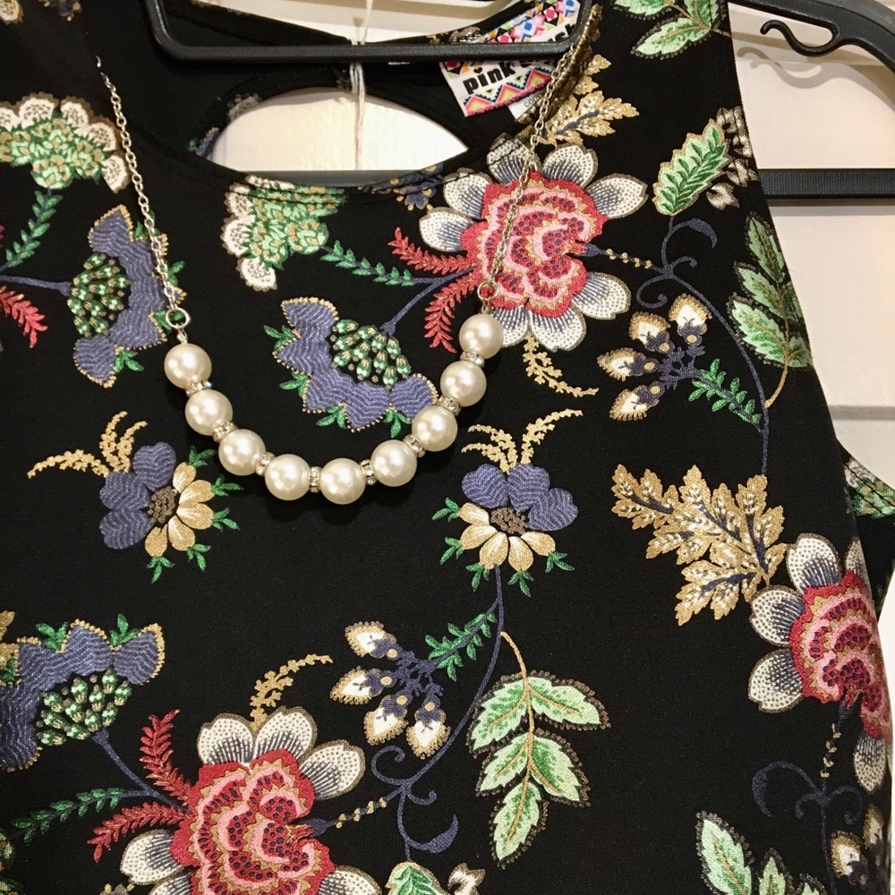 Metallic Floral Print Cocktail Dress & Faux Pearls - Picture 4 of 6
